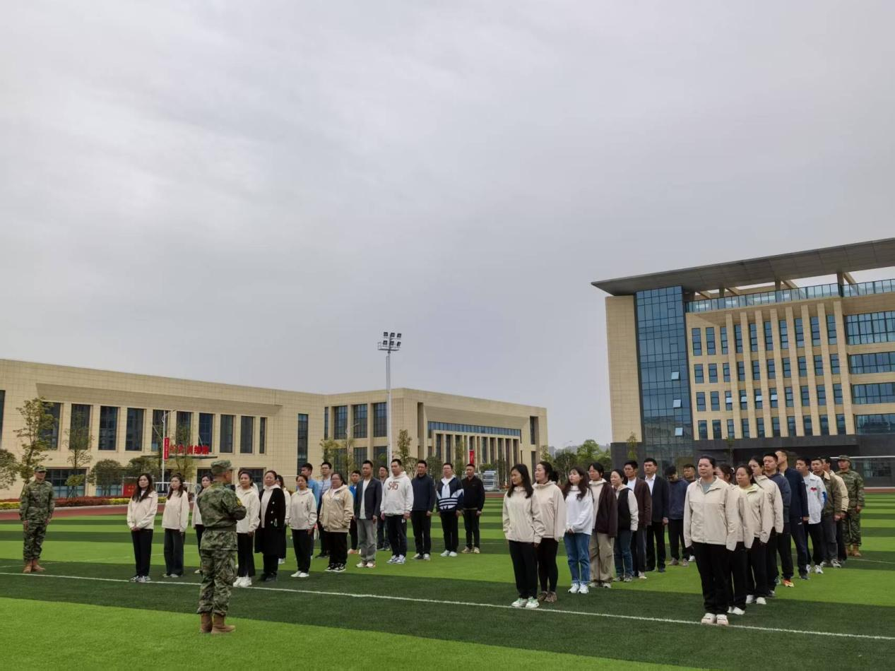 強(qiáng)化國(guó)防教育，錘煉責(zé)任擔(dān)當(dāng)